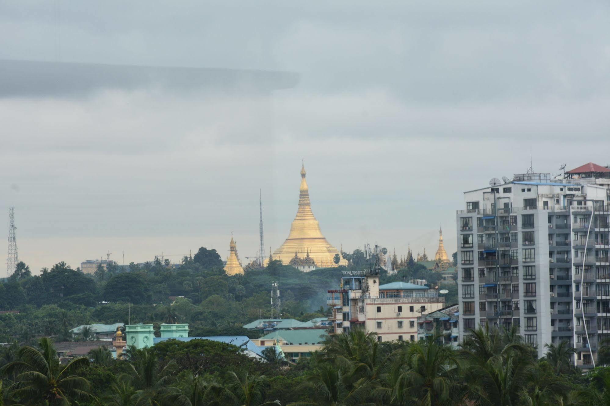 Grand Laurel Hotel Yangon Extérieur photo