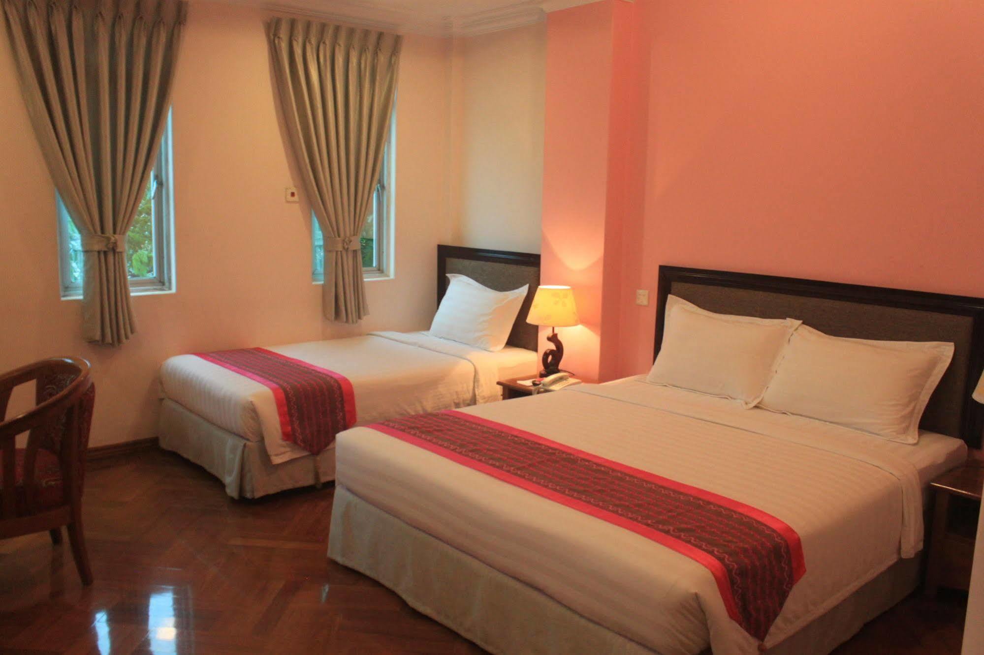 Grand Laurel Hotel Yangon Extérieur photo